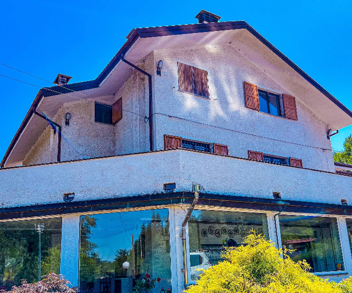 725