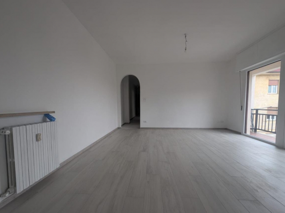 Przestronne mieszkanie po generalnym remoncie w centrum Acqui Terme