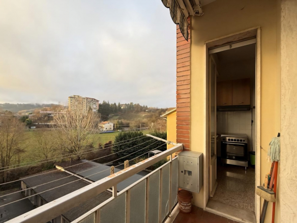 Przestronne mieszkanie w budynku z windą w centrum Acqui Terme