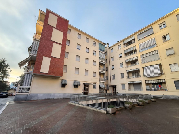 Przestronne mieszkanie w budynku z windą w centrum Acqui Terme