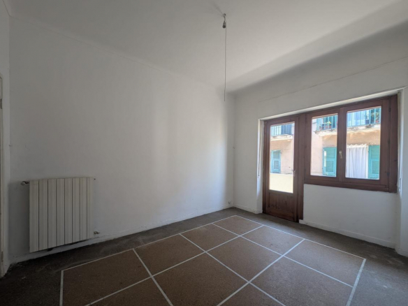 Przestronne mieszkanie do remontu w centrum Acqui Terme