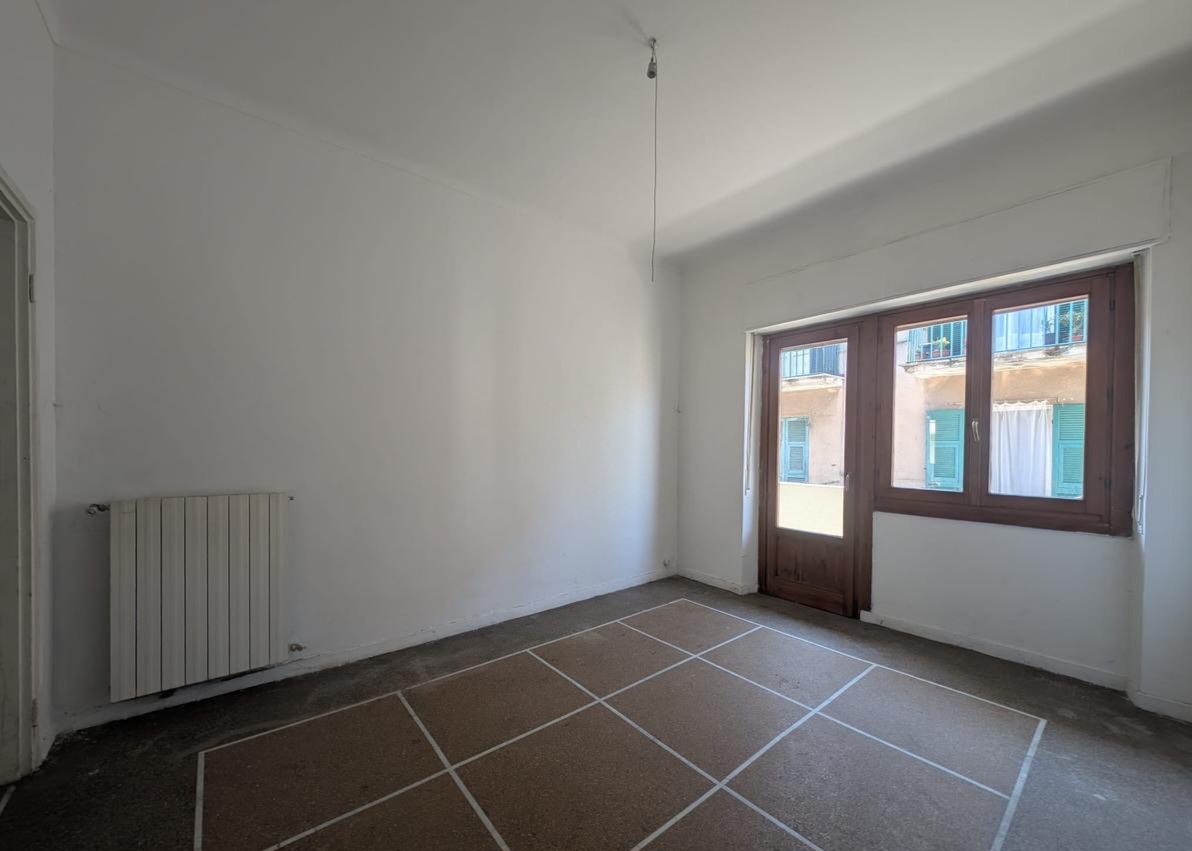 Przestronne mieszkanie do remontu w centrum Acqui Terme