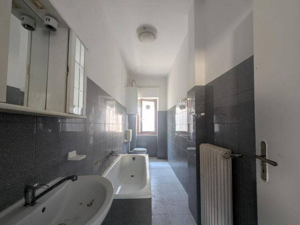 Przestronne mieszkanie do remontu w centrum Acqui Terme