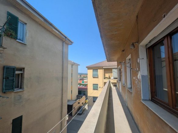 Przestronne mieszkanie do remontu w centrum Acqui Terme