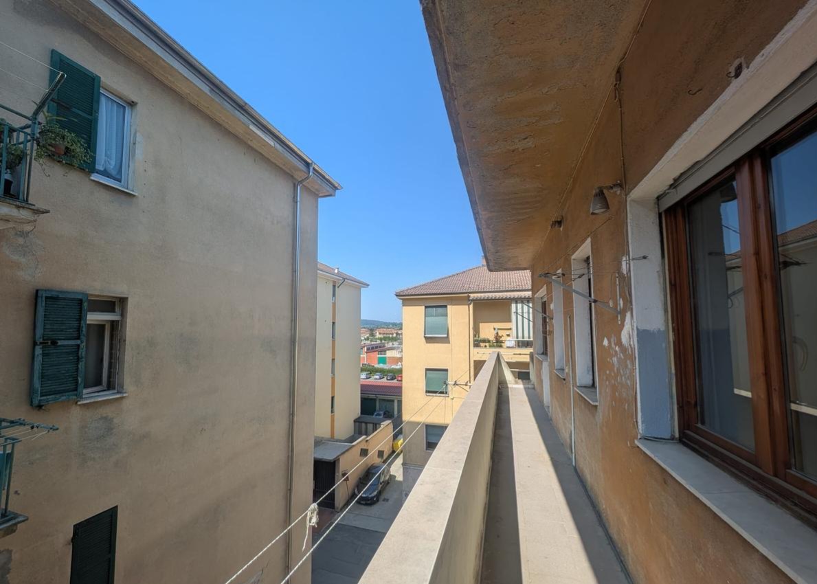 Przestronne mieszkanie do remontu w centrum Acqui Terme