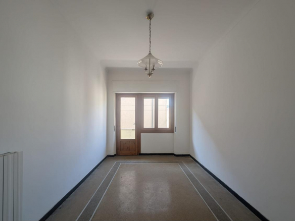 Przestronne mieszkanie do remontu w centrum Acqui Terme