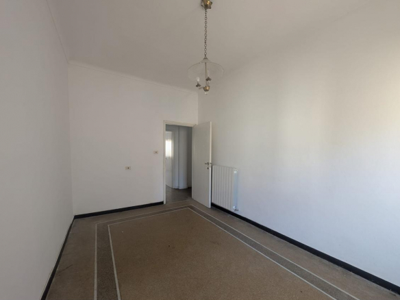 Przestronne mieszkanie do remontu w centrum Acqui Terme