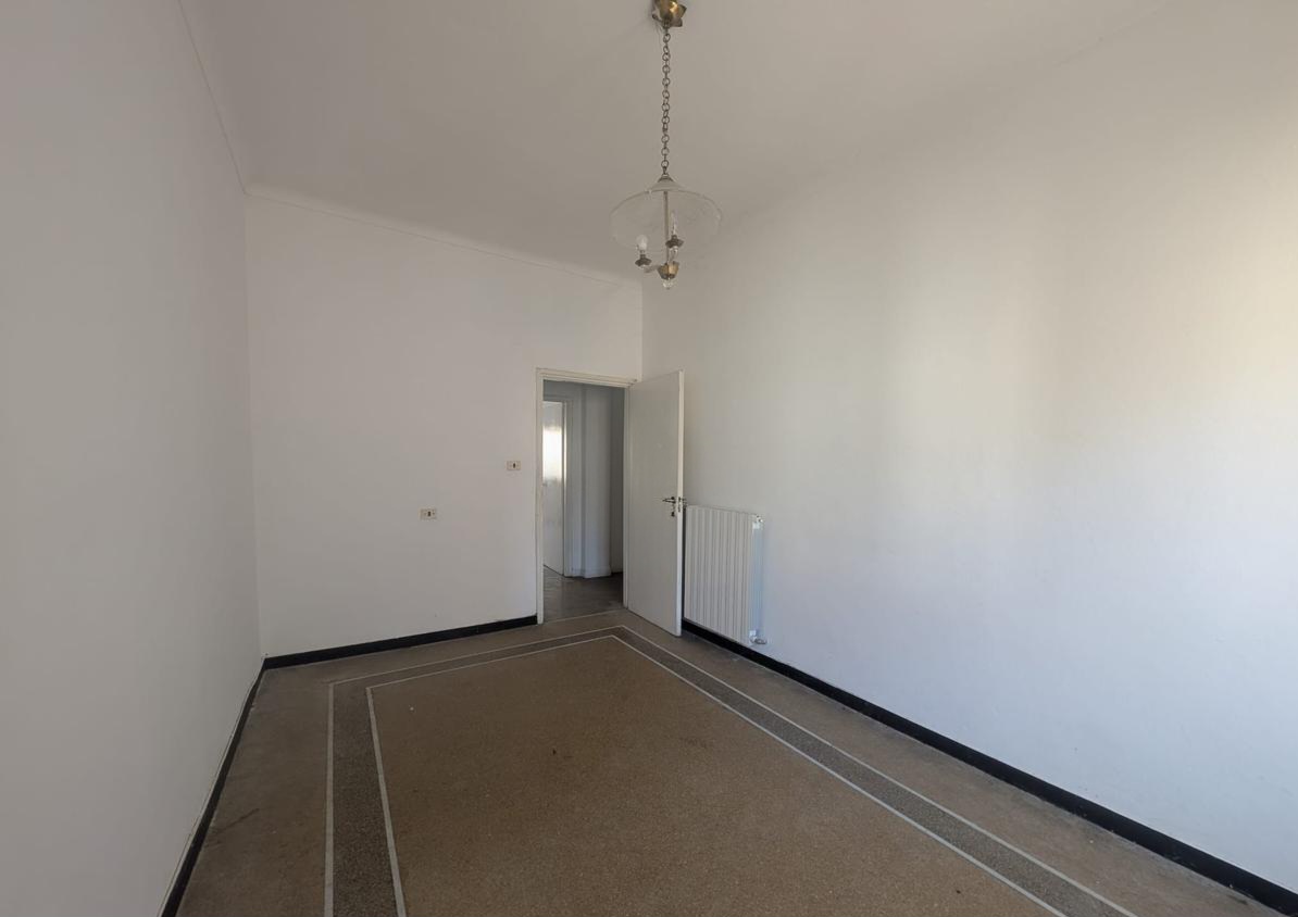 Przestronne mieszkanie do remontu w centrum Acqui Terme