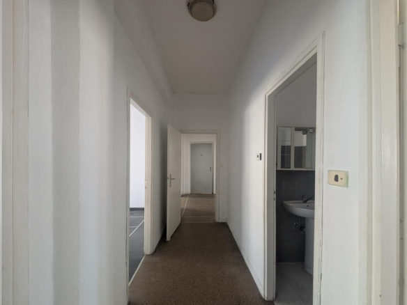 Przestronne mieszkanie do remontu w centrum Acqui Terme