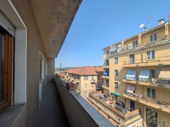Przestronne mieszkanie do remontu w centrum Acqui Terme