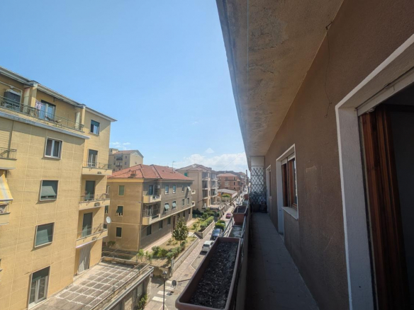 Przestronne mieszkanie do remontu w centrum Acqui Terme
