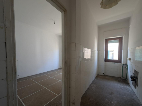 Przestronne mieszkanie do remontu w centrum Acqui Terme