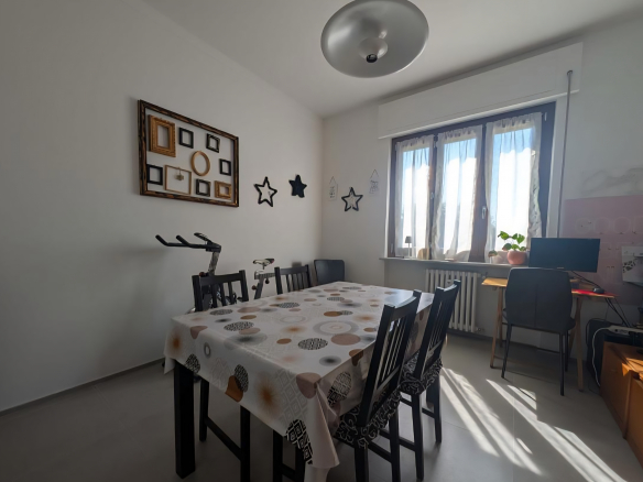 Mieszkanie po remoncie z dużym balkonem w centrum Acqui Terme