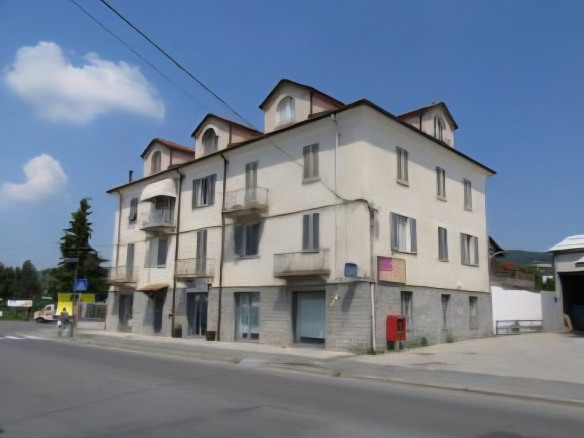 Przestronne mieszkanie z dużym tarasem i garażem w Acqui Terme