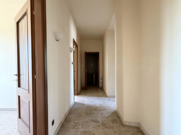 Przestronne mieszkanie z dużym tarasem i garażem w Acqui Terme