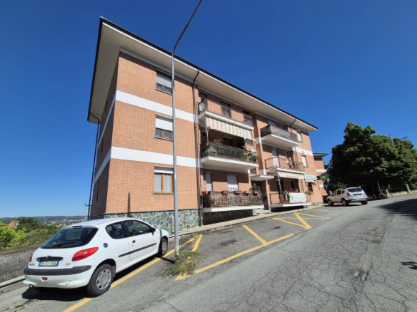 Mieszkanie z 2 sypialniami, garażem i balkonem w Terzo – Piemont