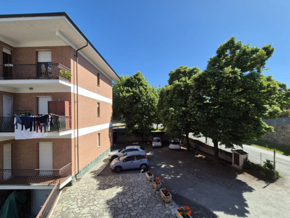 Mieszkanie z 2 sypialniami, garażem i balkonem w Terzo – Piemont