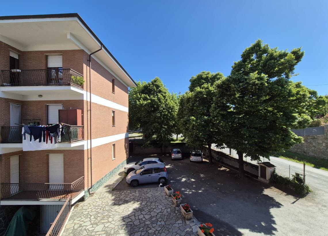 1000126943 Mieszkanie z 2 sypialniami, garażem i balkonem w Terzo – Piemont