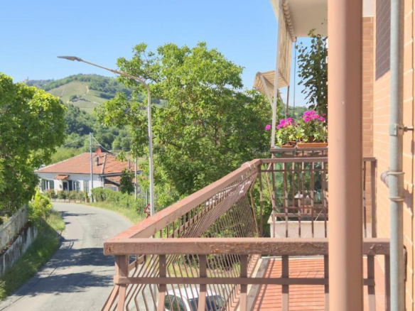 Mieszkanie z 2 sypialniami, garażem i balkonem w Terzo – Piemont