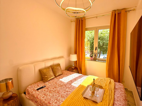 Wyremontowane mieszkanie na zamkniętym osiedlu San Rocco Residence, 200 metrów od morza w Isca Marina