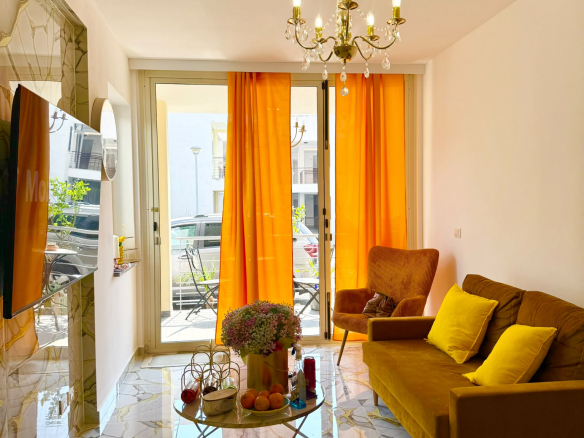 Wyremontowane mieszkanie na zamkniętym osiedlu San Rocco Residence, 200 metrów od morza w Isca Marina