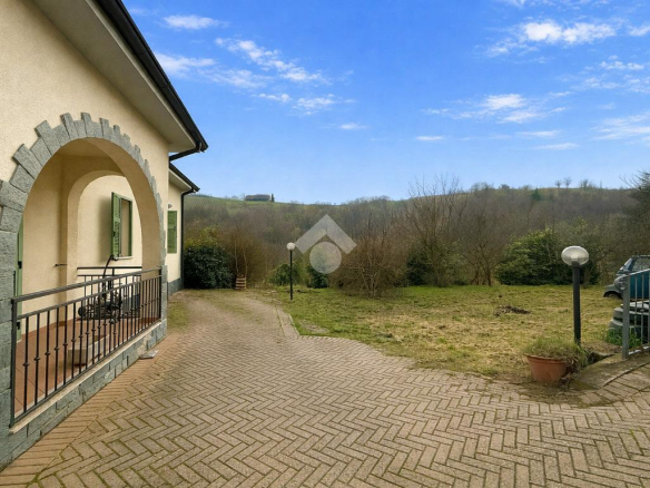 Dom wolnostojący z ogrodem i dużym garażem niedaleko Acqui Terme