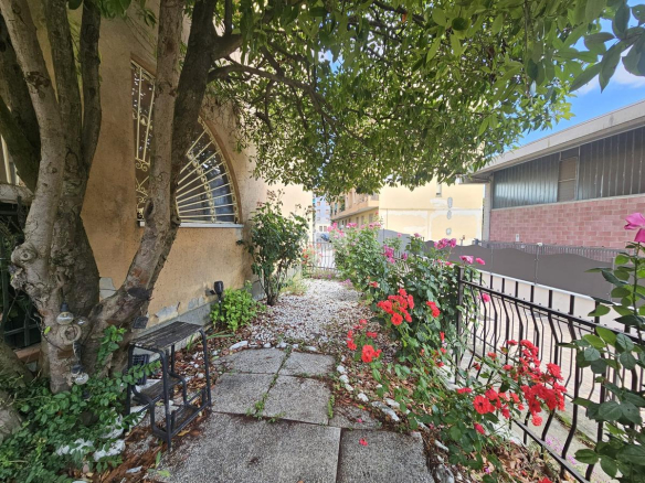 Przestronne mieszkanie z prywatnym ogrodem i garażem w Acqui Terme