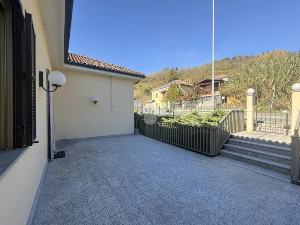 Dom dwurodzinny z dużym ogrodem i garażem na 3 samochody w Acqui Terme