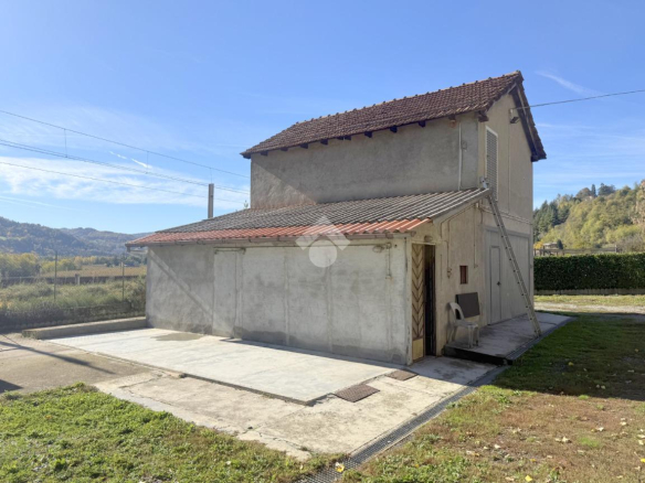 Dom dwurodzinny z dużym ogrodem i garażem na 3 samochody w Acqui Terme