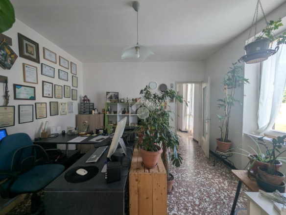 Dom z dużym tarasem, ogrodem i widokiem na wzgórza w Cartosio