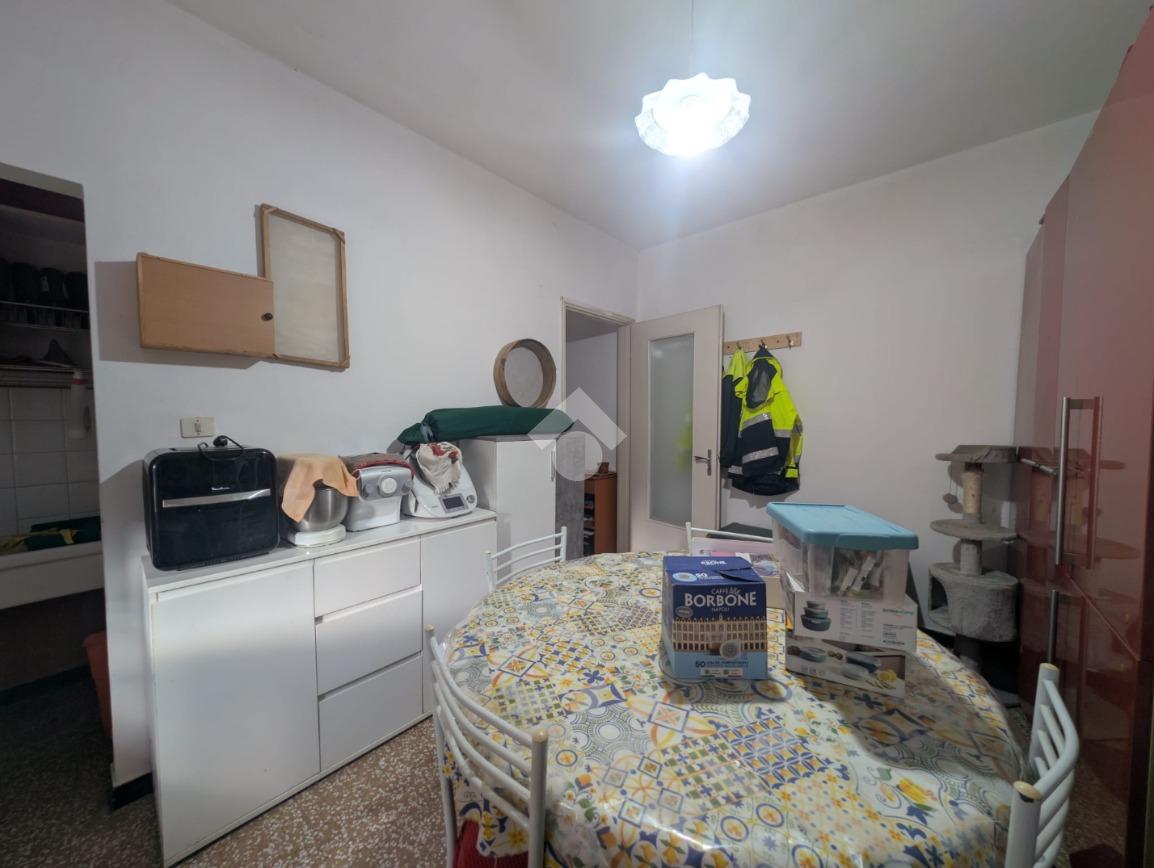 Dom z dużym tarasem, ogrodem i widokiem na wzgórza w Cartosio