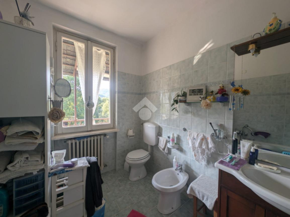 Dom z dużym tarasem, ogrodem i widokiem na wzgórza w Cartosio