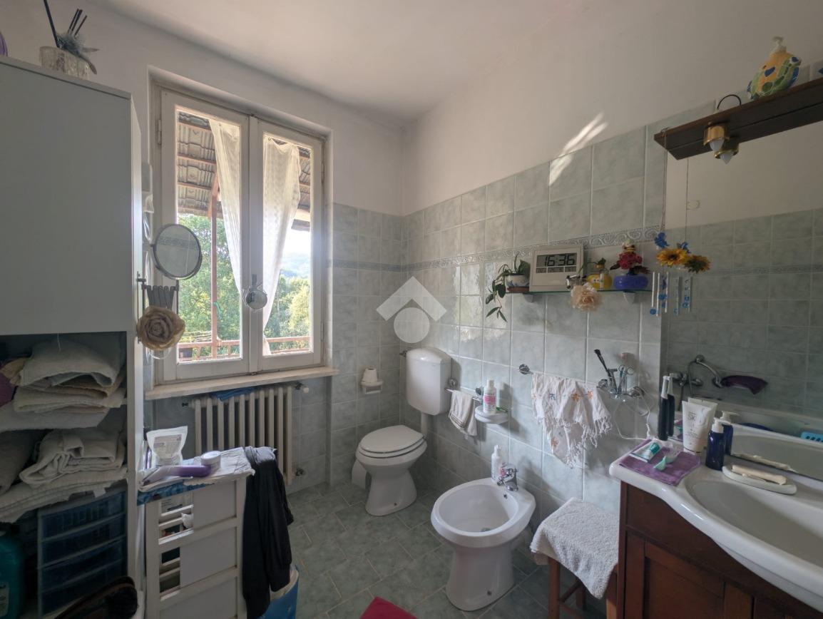 Dom z dużym tarasem, ogrodem i widokiem na wzgórza w Cartosio