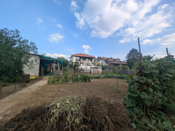 Dom z dużym tarasem, ogrodem i widokiem na wzgórza w Cartosio