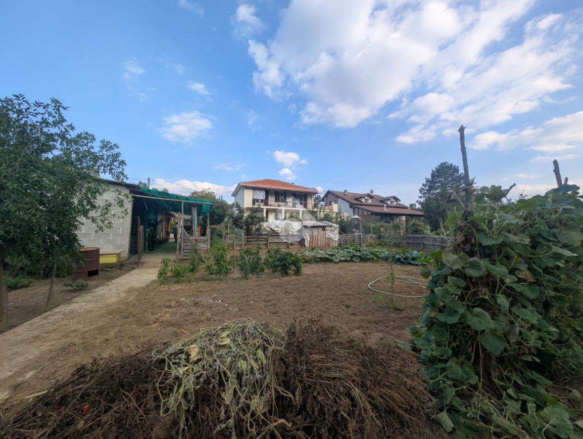 Dom z dużym tarasem, ogrodem i widokiem na wzgórza w Cartosio