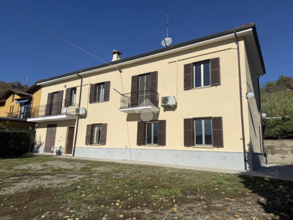 Dom dwurodzinny z dużym ogrodem i garażem na 3 samochody w Acqui Terme