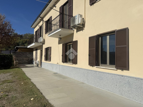 Dom dwurodzinny z dużym ogrodem i garażem na 3 samochody w Acqui Terme