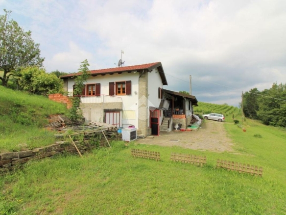 Dom z ponad 2 hektarami ziemi w Monastero Bormida – Piemont