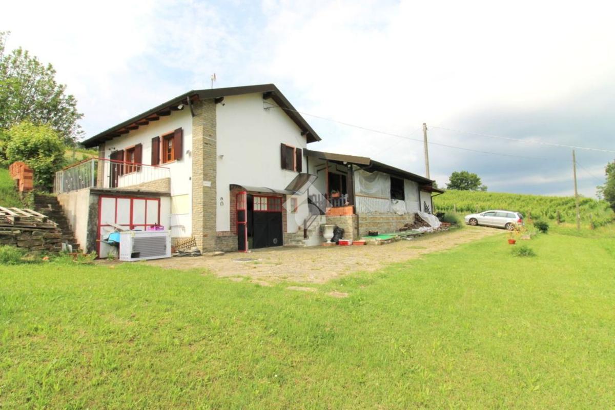 Dom z ponad 2 hektarami ziemi w Monastero Bormida – Piemont