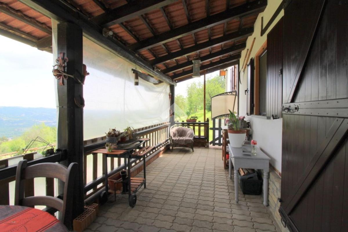 Dom z ponad 2 hektarami ziemi w Monastero Bormida – Piemont