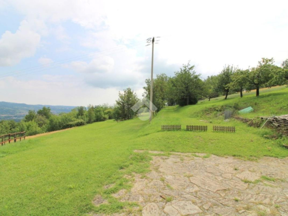 Dom z ponad 2 hektarami ziemi w Monastero Bormida – Piemont
