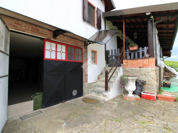 Dom z ponad 2 hektarami ziemi w Monastero Bormida – Piemont