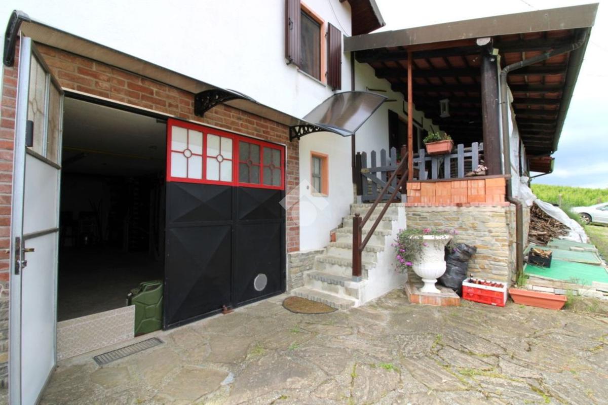 Dom z ponad 2 hektarami ziemi w Monastero Bormida – Piemont