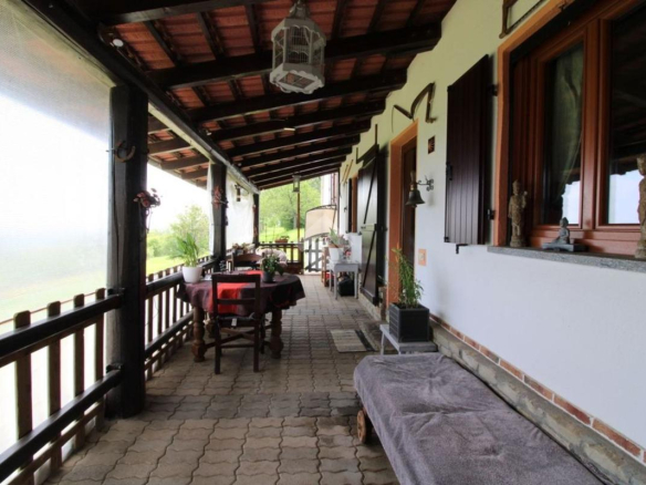 Dom z ponad 2 hektarami ziemi w Monastero Bormida – Piemont