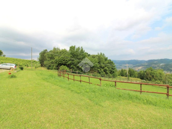 Dom z ponad 2 hektarami ziemi w Monastero Bormida – Piemont