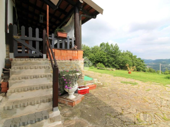 Dom z ponad 2 hektarami ziemi w Monastero Bormida – Piemont