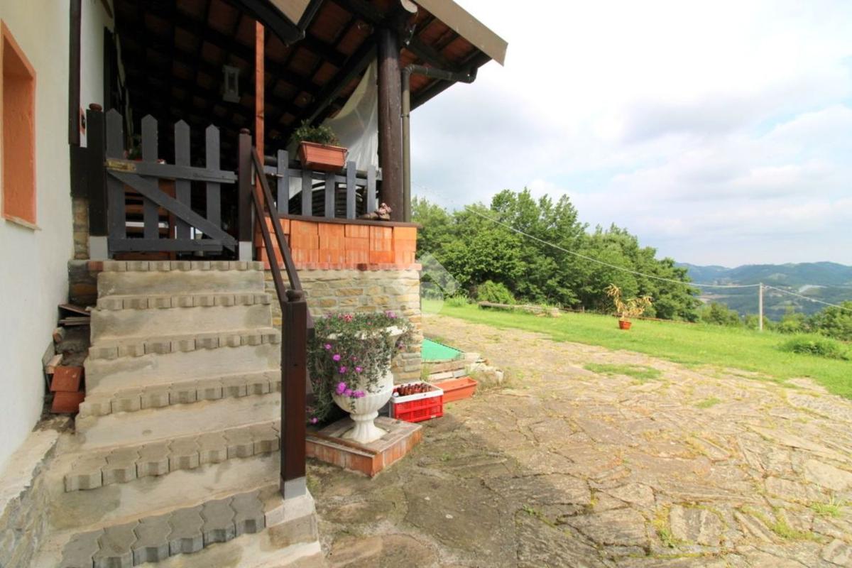Dom z ponad 2 hektarami ziemi w Monastero Bormida – Piemont