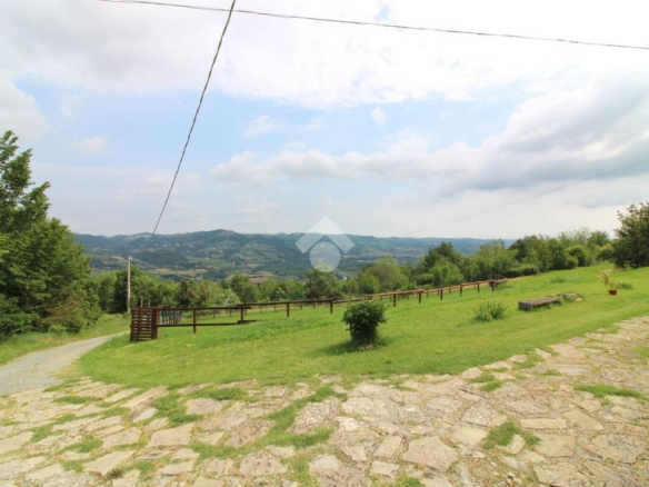 Dom z ponad 2 hektarami ziemi w Monastero Bormida – Piemont