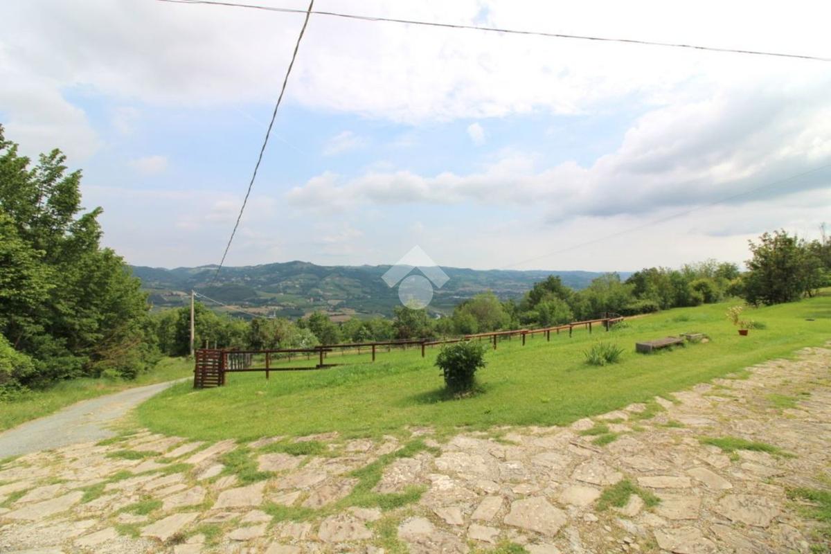 Dom z ponad 2 hektarami ziemi w Monastero Bormida – Piemont