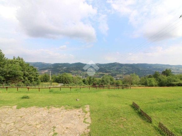 Dom z ponad 2 hektarami ziemi w Monastero Bormida – Piemont